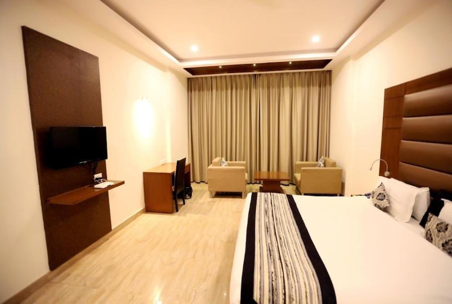 Hotel Krishna Palace Ayodhya Exterior photo
